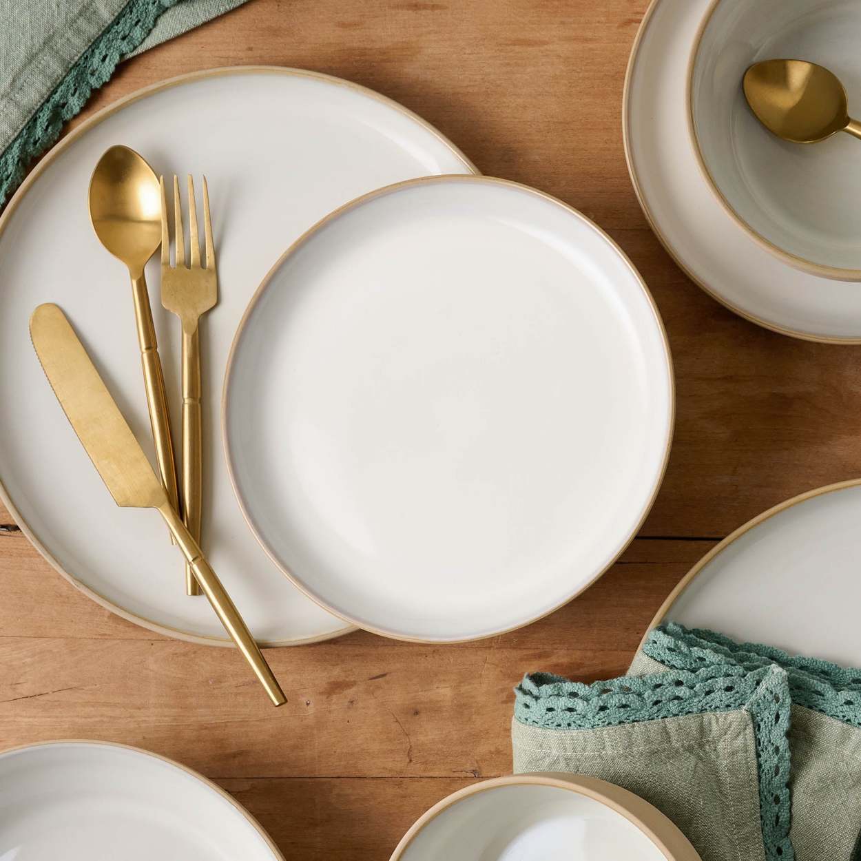 Stone White Lakelynn Plate Magnolia