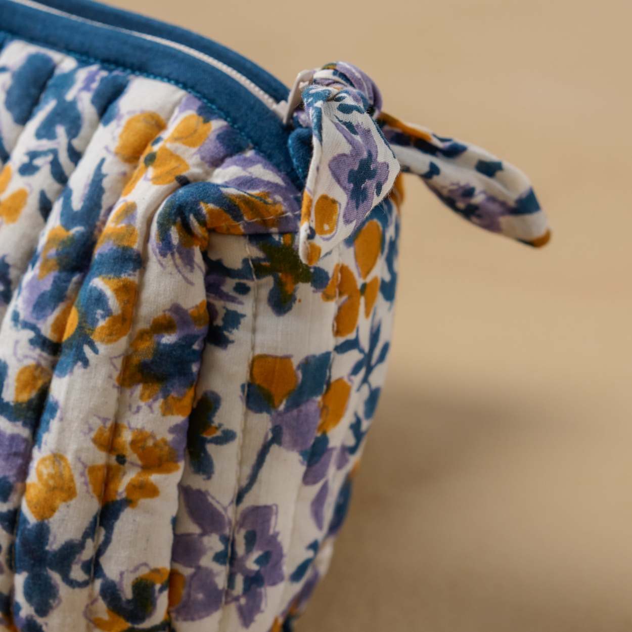 TOILETRY BAG WITH A MULTICOLOURED PRINT - Orange